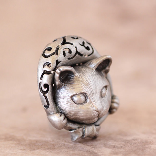 猫モチーフのブローチ